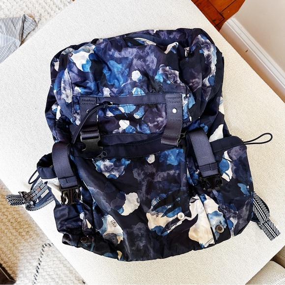 Lululemon Traveling Yogini Rucksack - Picture 9 of 16